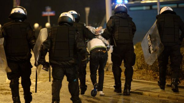 Policja na rondzie Waszyngtona eskortuje zatrzymanych