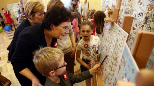 Premier Ewa Kopacz podczas konferencji podsumowującej projekt obrazkowej mapy "Polska. 25 lat wolności"