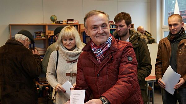 Prezydent Gdyni Wojciech Szczurek z żoną Barbarą podczas głosowania