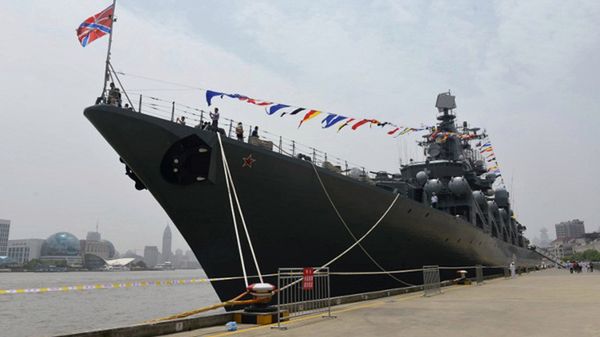 Krążownik "Wariag" w porcie w Szanghaju w 2014 roku
