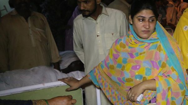 Bliscy ofiar zamachu w szpitalu w Lahore