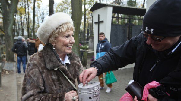 Aktorka Emilia Krakowska kwestuje na Starych Powązkach