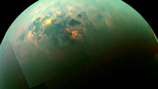 Jasne chmury węglowodorowe nad północnym biegunem Tytana (struktura w kształcie strzałki) oraz odbicie światła od tafli mórz złożonych z ciekłego metanu i etanu (na lewo od strzałki)