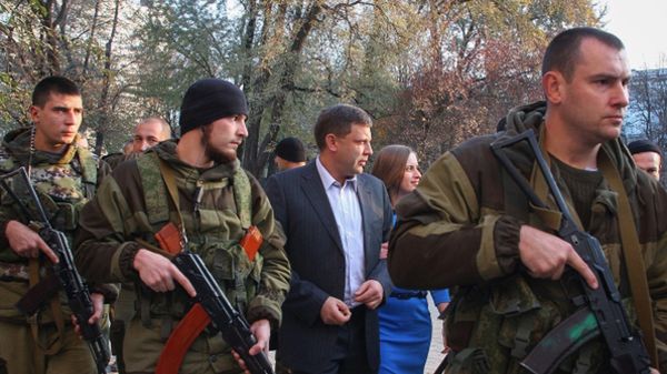 Ołeksandr Zacharczenko w drodze do lokalu wyborczego