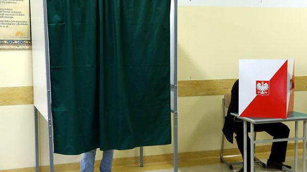 Głosowanie w lokalu wyborczym (zdj. ilustr.)