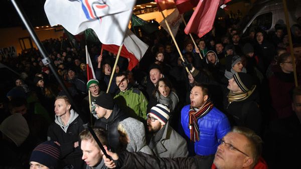 Protest przed siedzibą PKW