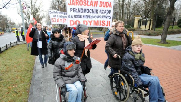 Opiekunowie niepełnosprawnych dzieci i dorosłych protestują przed KPRM