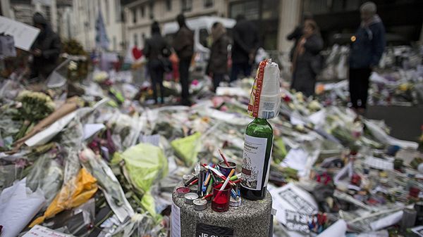 Przed redakcją "Charlie Hebdo"