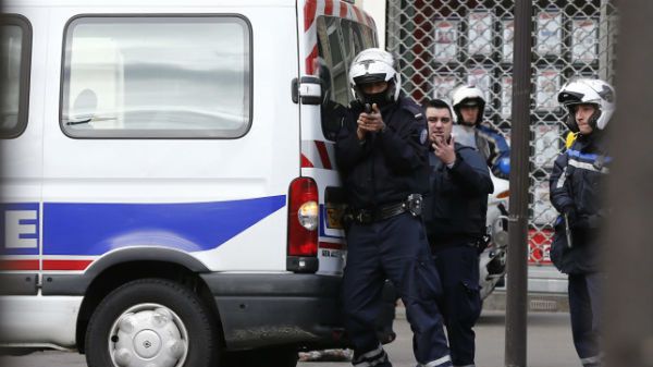 Policjanci wciąż szukają wspólników dżihadystów, którzy przeprowadzili zamachy w Paryżu