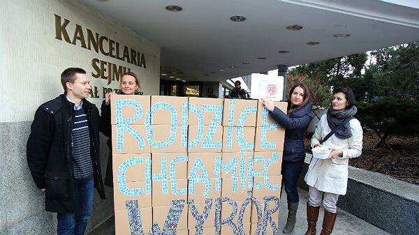 Członkowie zarządu Fundacji Rzecznik Praw Rodziców Tomasz i Karolina Elbanowscy podczas złożenia obywatelskiego projektu ustawy "Rodzice chcą mieć wybór"