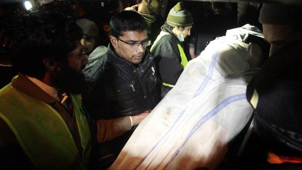 Pożar wybuchł w popularnym centrum handlowym w Lahaur