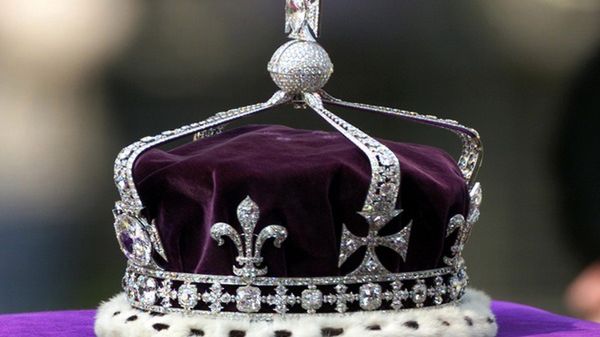 Bezcenna diamentowa korona koronacyjna Królowej Matki. Głowną ozdobą korony jest Koh-i-Noor