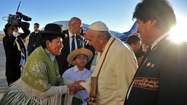 Papież Franciszek na lotnisku w La Paz z woreczkiem na liście koki