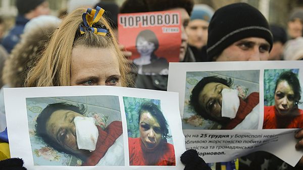 Protestujący z portretami pobitej dziennikarki