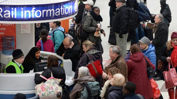 Chaos na dworcu Victoria w Londynie