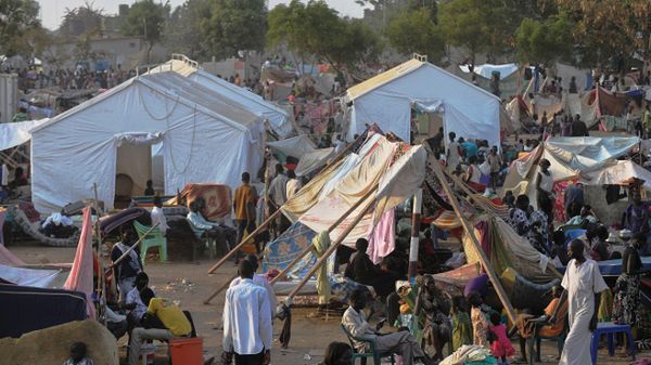 Cywile szukający schronienia w obozie przy misji sił ONZ