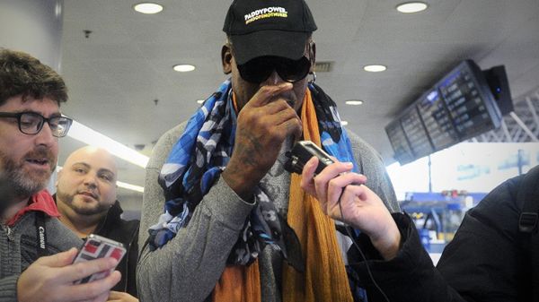 Dennis Rodman na lotnisku w Pekinie, w drodze do Korei Płn.; 19 grudnia