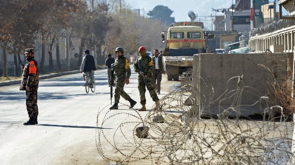 Członkowie afgańskich służb bezpieczeństwa w pobliżu miejsca eksplozji