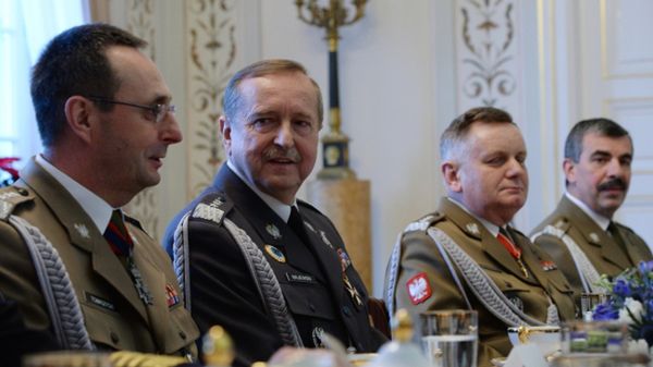 Dowódca operacyjny Sił Zbrojnych gen. dyw. Marek Tomaszycki, dowódca Sił Powietrznych gen. broni pil. Lech Majewski, dowódca Wojsk Lądowych generał broni Zbigniew Głowienka i szef Inspektoratu Wsparcia Sił Zbrojnych generał broni Edward Gruszka