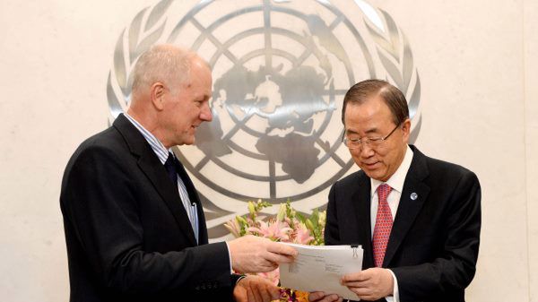 Sekretarz generalny ONZ Ban Ki Mun odbiera raport z rąk Ake Sellstroema