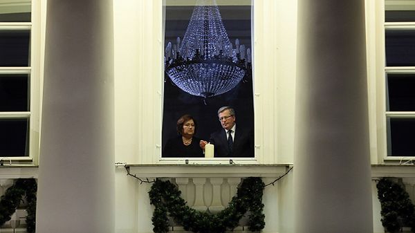 Prezydent Bronisław Komorowski wraz z małżonką Anną zapalili w oknie Belwederu symboliczną świecę
