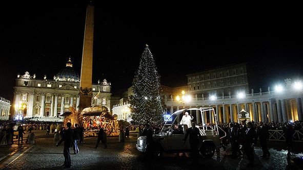 Papież zbliża się do szopki na Placu św. Piotra