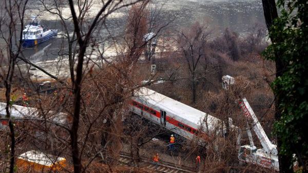 Do wypadku doszło na zakręcie torów w pobliżu brzegu rzeki Hudson