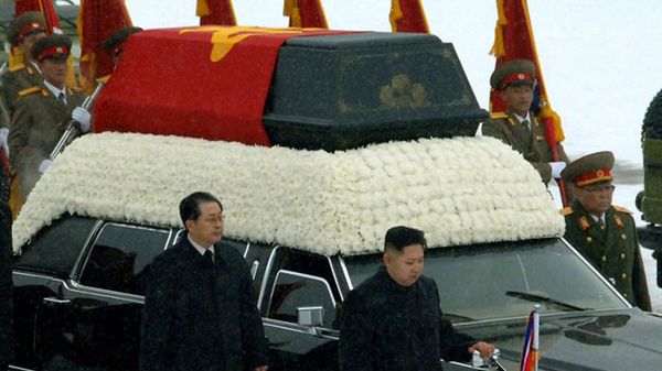 Dzang Song Tek i Kim Dzong Un w czasie uroczystości pogrzebowych Kim Dzong Ila w grudniu 2011 roku