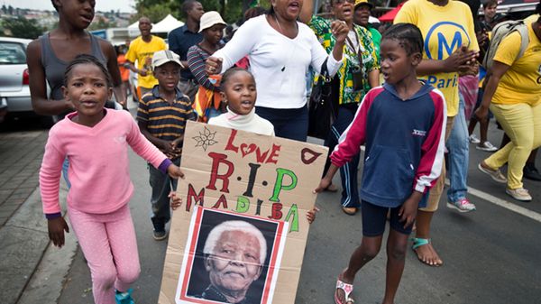Dzieci biorą udział w marszu upamiętniającym Mandelę w Johannesburgu