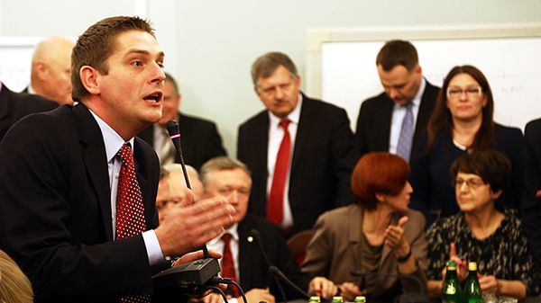 Zebranie ws. powołania Parlamentarnego Zespołu ds. skutków działalności Komisji Weryfikacyjnej. Na zdjęciu: przewodniczący zespołu Bartosz Kownacki z PiS