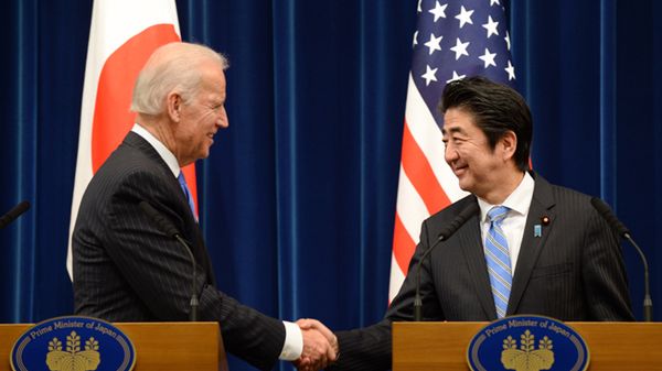 Joe Biden i Shinzo Abe w Tokio