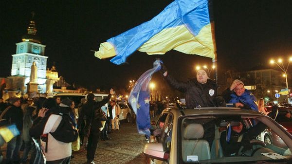 Ludzie zjeżdżają do Kijowa na wielką demonstrację
