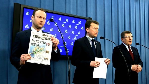 Posłowie PiS: Marcin Mastalerek, Mariusz Błaszczak oraz Zbigniew Kuźmiuk podczas konferencji prasowej w sejmie
