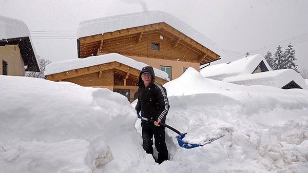 Mężczyzna odśnieża okolice swojego domu. W niektórych miejscach w ciągu ostatnich dni spadło prawie 2 metry śniegu