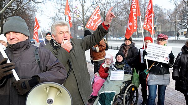 Piotr Ikonowicz podczas manifestacji opiekunów dzieci niepełnosprawnych