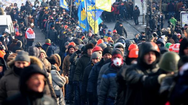 Uczestnicy protestów w Kijowie żegnają jedną z ofiar starć z milicją