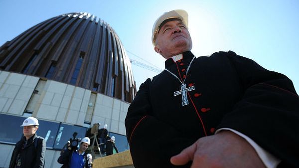 Metropolita warszawski kardynał Kazimierz Nycz przed Świątynią Opatrzności Bożej w Warszawie (zdj. arch.)