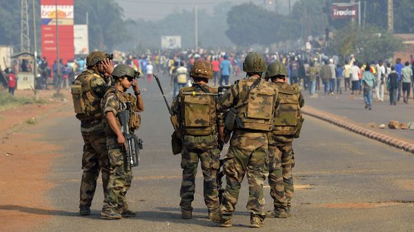 Francuscy żołnierze na ulicach Bangi, 10 stycznia