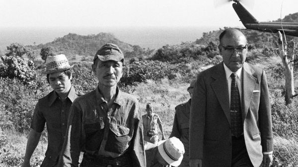 Hiroo Onoda (drugi z lewej) po wyjściu z dżungli, 1974 r.