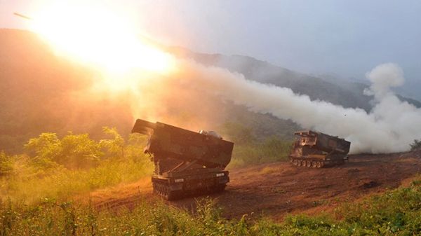 Amerykańskie wyrzutnie rakiet M270 MLRS w czasie ćwiczeń w Korei Południowej