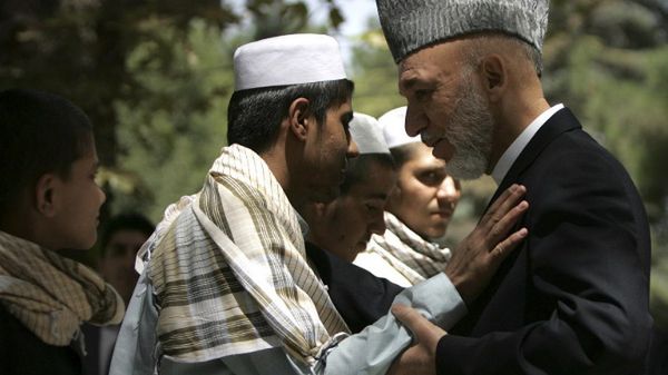 Prezydent Afganistanu Hamid Karzaj ułaskawia nieletnich, niedoszłych zamachowców samobójców; 2011 r.