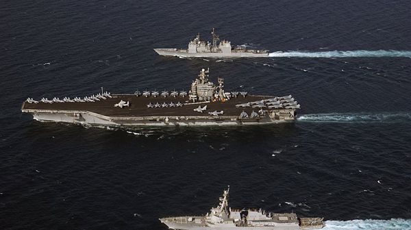 Lotniskowiec USS George Washington w asyście krążownika USS Vella Gulf (u góry) i niszczyciela USS Bulkeley