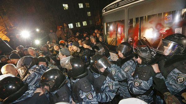 Protestujący przed starciem z milicją, Kijów.