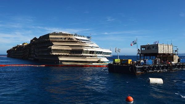 Wrak Costa Concordii po podniesieniu z dna morza