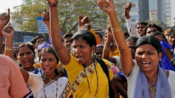 Protest przed konsulatem USA w Bombaju; 7 stycznia