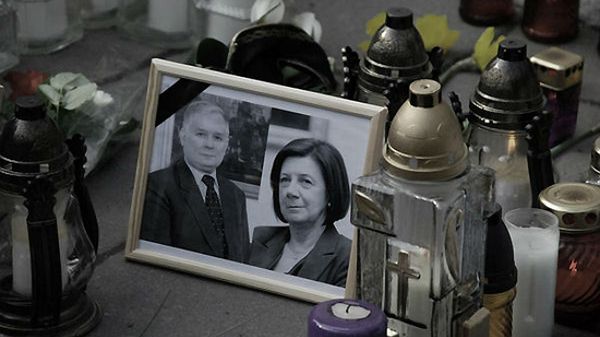 Zdjęcie Marii i Lecha Kaczyńskich wśród zniczy