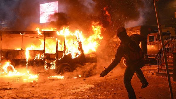 Demonstranci podpalili w niedzielę autobus milicji, Kijów 19 stycznia 2014 r.
