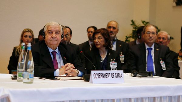 Syryjska delegacja rządowa na konferencji pokojowej w Szwajcarii. Walid el-Mualim na pierwszym planie