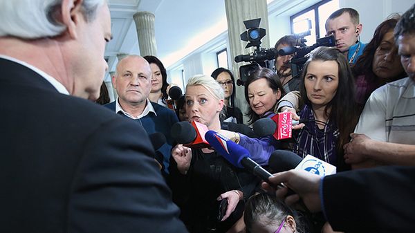 Poseł Platformy Obywatelskiej Adam Szejnfeld podczas rozmowy z opiekunami niepełnosprawnych dzieci w sejmie