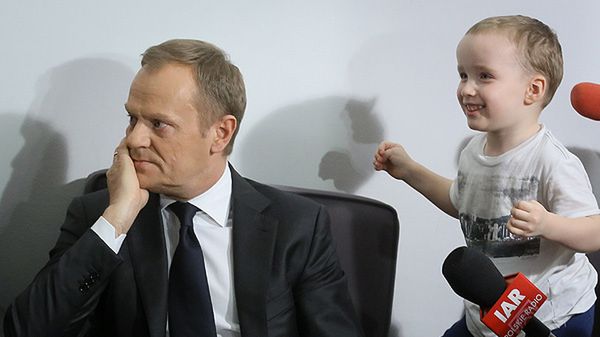 Donald Tusk podczas spotkania z rodzicami niepełnosprawnych dzieci